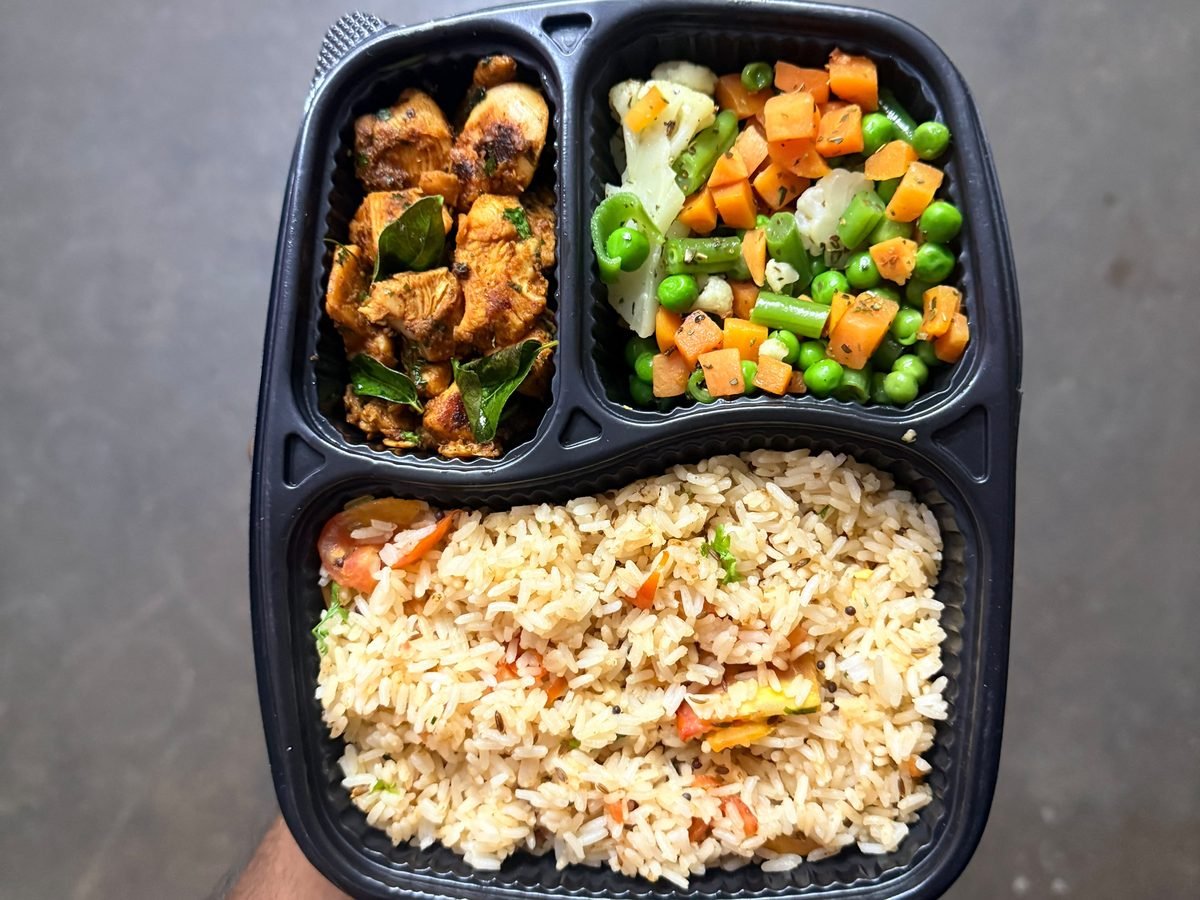 Curry-leaf chicken fry bowl: dry curry-leaf chicken with vegetable fried rice and mixed vegetables