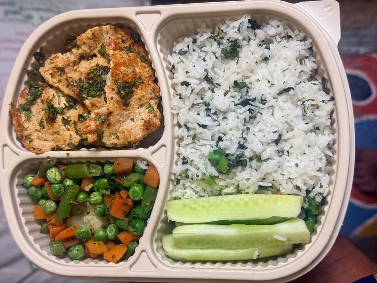 Grilled herb chicken and herb rice box: grilled coriander-herb chicken with herb rice, sautéed vegetables and fresh cucumber